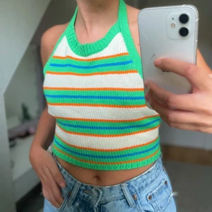 Stickad topp💚🧡 - Säljer denna trendiga toppen! Använd 1 gång! Köparen står för frakten 🤍💚🧡