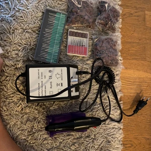 Elektriskt nagelfil  - Elektriskt nagelfil med 12 olika slip/poler tillbehör. Fungerar utmärkt men kommer ej till användning. Nypris 329kr