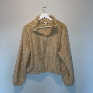 Beige teddytröja - Väldigt skön och fin teddytröja från H&M. Den har används fåtal gånger och jag säljer för att den börjar bli för liten och det inte riktigt är min stil längre. Inga defekter etc! Jag säljer den billigt och den som köper får även med 4 broschyrer till värde ungefär 80kr. Köptes för 250kr💛🤍