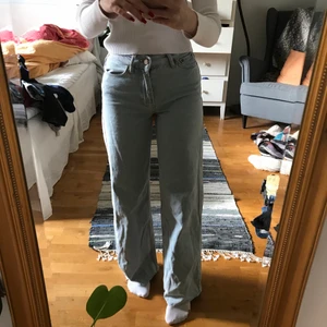 Wide leg jeans junkyard - Säljer dessa snygga ljusblåa ”wild leg jeans” från junkyard.  Dem är i bra skick de har bara ett litet hål typ på ena fickan. Dem är i storlek 24 och passar mig bra i längden som är ca 161.