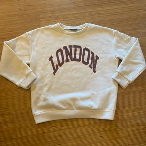 💗Tjocktröja 💗 - Det här är en fin tjocktröja som jag har råkat beställa två av så jag tänkte sälja den andra. Köpare står för frakten 💗 Storlek är M men passar S också.👍🏼