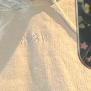 Vit hoodie  - Säljer denna snygga vita hoodien ifrån carlings, märke ISTAY! 💖