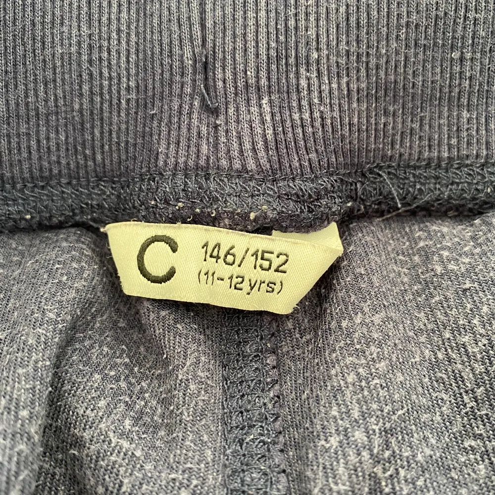 En marinblått mjukissätt från Cubus, inte använt så mycket. Byxorna är i 146-152 och koftan 158-164. Säljer för är för litet. Jeans & Byxor.