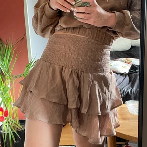 Volangkjol - Jättefin beige volangkjol i storlek 36 🦋perfekt både till varmare tider men även nu med ett par boots till!🤎 hör av er vid funderingar och intresse, vid högt intresse startas budgivning 💕💕