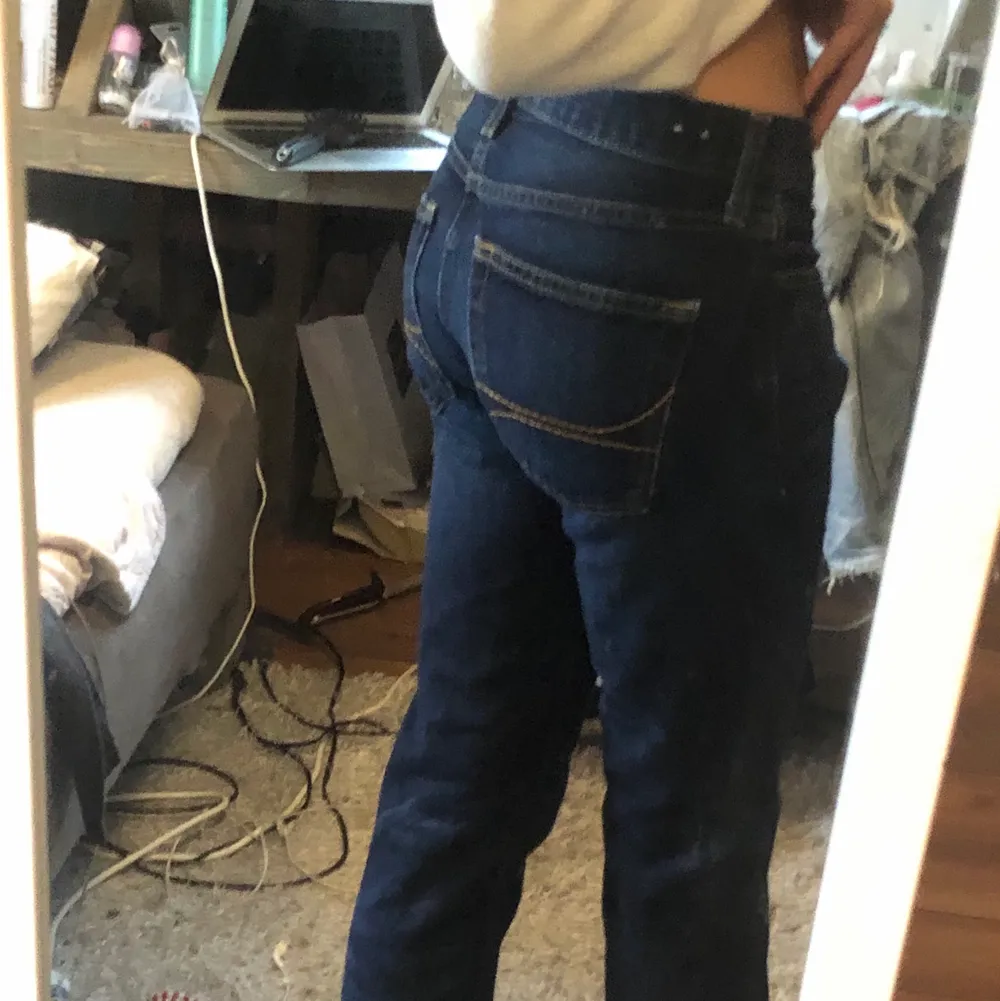 Jättefina lågmidjade jeans ifrån Hollister. Kommer ej till användning därför säljer jag dem! Säljer för 100+frakt! Passar mig som har storlek S! Skriv privat om du är intresserad eller har fler frågor💕. Jeans & Byxor.