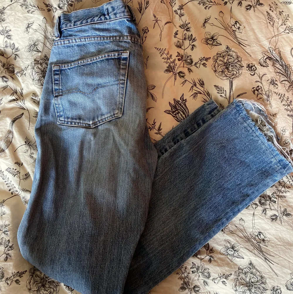 skitsnygga ljusa 90-talsjeans! jag är 165 & de sitter perfekt i längden för mig. frakt tillkommer:). Jeans & Byxor.