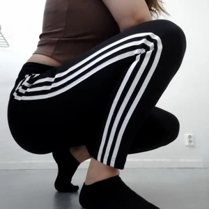 Adidas - III Adidas III leggings 3s storlek small ✨helt nya✨ etiketten sitter kvar✨ snörning i midjan, framfickor på båda sidorna. Jag är 170 cm, väger 70 kg 💵 ordinarie pris 529:-💵 säljes för endast 300:- 💵 fler bilder kan skickas vid förfrågan 📷