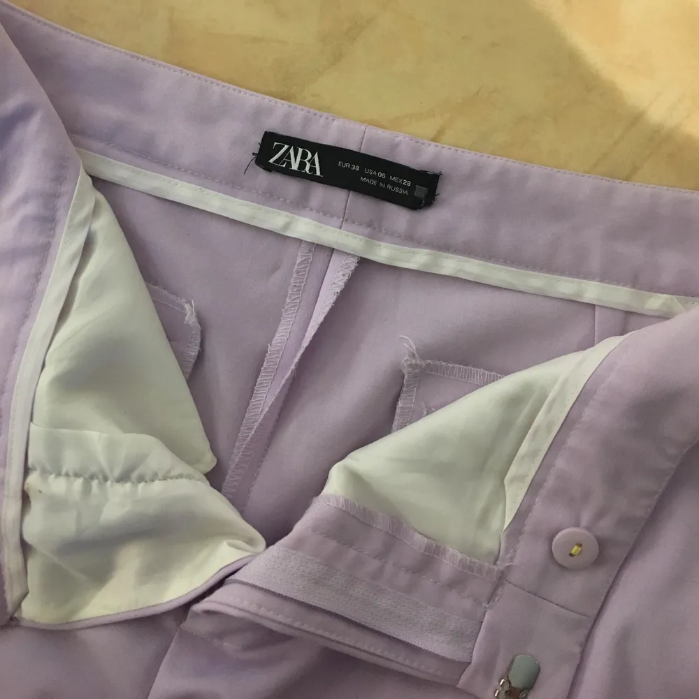 Pastelllila kostymbyxor från Zara som är en av mina favoriter, får alltid komplimanger när jag bär dessa!💜 Säljer då de har blivit för stora på mig :( . Jeans & Byxor.