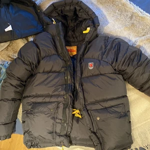 Svart fjällräven - Har precis köpt en fjällräven i nyskick, inga defetekt, aldrig använd i storlek herr M och den var tyvärr för stor så hade jättegärna bytit till en mindre storlek eller annars säljer jag den. Hör gärna av er, jag möts endast upp!❤️  (bud från 4000)