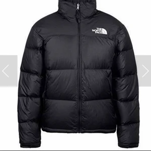 The North Face - (Många intresserade så skriv endast om ni är seriösa)Köpt förra vintern, små skavanker men i gott skick. Äkta.  Köpt för 2500. Andra bilden är min. Skriv för fler bilder. Priser går att diskuteras💙
