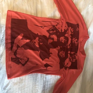 långärmad tröja med tryck  - Endast använd en gång 💕 .    BUD ÄR BINDANDE! (plicks regler)