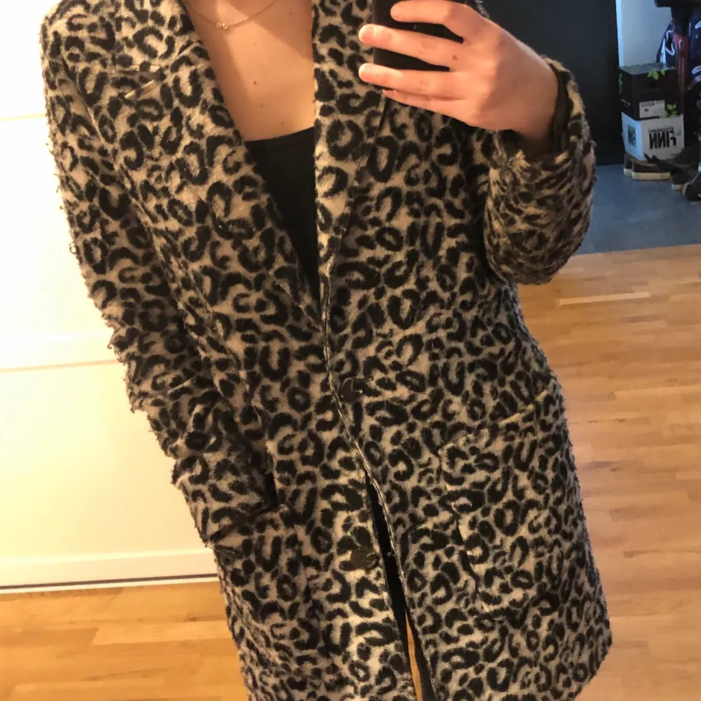 Säljer min supersnygga leopardmönstrade kappa. Köpt för ett år sedan men är i bra skick. Finns inte att få tag i längre❤️ Köpt för 900 kr säljer för 350 kr. Om fler intresserade startas budgivning. Jackor.