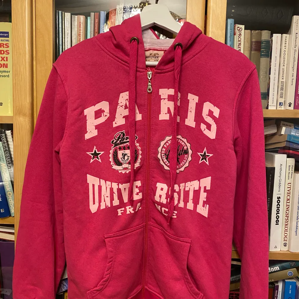 Rosa Hoodie köpt i Paris 2014, använd endast under den kvällen. Nyskick. Jättesöt att ha till ett linne eller över pyjamasen.. Hoodies.