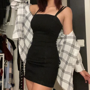 Svart klänning  - Jättefin klänning som jag använt mycke men nu är den tyvärr förliten för mig. Den är fin att ha över en tröja eller bara som den är och en skjorta över. Materialet är som stretchigt jeans tyg