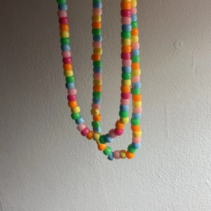 Pärlhalsband - Säljer två pärlhalsband i lite olika färger😊 kan köpas separat eller tillsammans😇 40 kr st eller 80 kr för båda+frakt🥰