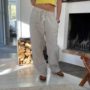 Zara linnebyxor  - Säljer dessa linnebyxor från Zara. Snygg fitt och passar xs-l💕