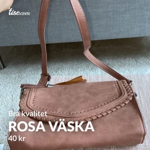 Väska - Använt några gånger, får plats med din mobil, plånbok osv. Skön att ha på sig om man behöver gå ut någonstans snabbt! Hoppas någon är intresserad, och ni kan även in och kika på min tiktok loppis.5 🥰