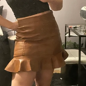 Volangkjol  - Jättefin kjol som passar nu till hösten men den är tyvärr för liten för mig! Storlek 34 i läderimitation med litet blixtlås i bak, hör av er vid intresse eller fler bilder 🥰 obs skriv till mig innan ni klickar på köp nu 🫶