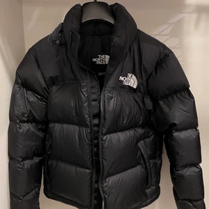 The North Face Nuptse 1996 jacket  - Säljer denna splitternya puffiga North face jacka i storlek S från Jd Sports, säljs pga kan ej skicka tillbaka, aldrig använd, bud kan diskuteras, är fler intresserade blir det budgivning 😊 dm för mer info och bilder, köpt för 3250kr