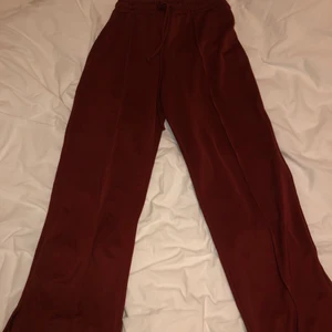 Skiitsnygga kostymbyxor - Säljer mina otroligt fina vinröda kostymbyxor som känns som mjukis. Använt max 3 gånger och är i nyskick. Säljes pgr av för små
