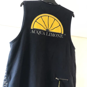 Vintage Acqua Limone Väst - Säljer min Acqua Limone väst pga att den är för liten för mig. Utmärkt skick, fett snygga detaljer och bra material. Storlek XL men skulle kunna vara Large också. 