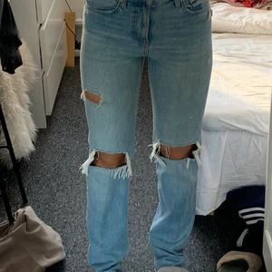 Zara jenss  - Blivit lite väl tighta på mig! Storlek 36, favvo zara byxan! Lite högre midja, slitna och raka nedtill. Använde endel därav priset 