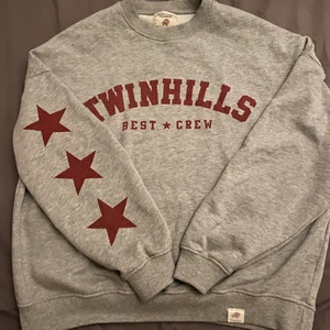 Grå sweatshirt med röda detaljer - Säljer en cool och skön sweatshirt som tyvärr inte kommer till användning, storlek xs men passar säkert som en S oxå! Överlämnas helst i örebro men frakt funkar! Säljs för 150kr💕💕