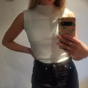 Stickad polo - Jättefin ljusblå stickad poloväst men ljusbruna detaljer i retrovibes! True to size men går lätt att sy in om man är mindre.