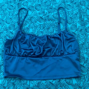 Festtopp - En fin lila glansig festtopp endast använd vid ett tillfälle. Köpt för 110 kr på H&M men säljer den för 50kr då den endast ligger i garderoben. Den är i Strl S men passar nog XS och M med.