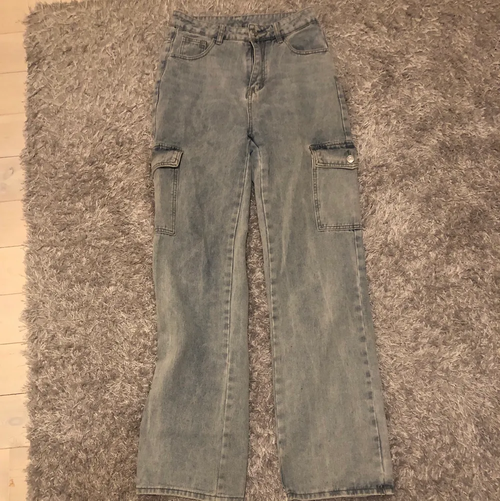 Blåa baggy jeans från shein med fickor på sidorna, köpta för 230kr, bra skick knappt använda . Köpare står för frakt. . Jeans & Byxor.