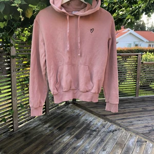 Rosa hoodie  - Hoodie i fint skick, köparen står för frakt! Hör av er vid frågor eller fler bilder🤍