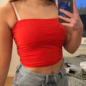 Rött linne från Ginatricot - Säljer detta röda linne från Ginatricot då det inte kommer till användning längre. På första bilden är det spegeln som är smutsig och inte toppen som är fläckig.💕