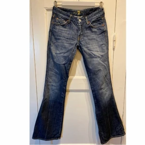Märkes Jeans (7 for all mankind) - Jättefina 7 for all mankind jeans🤩. De är bootcut och nypris ligger på runt 1500kr. Säljes pga att de blivit för små.👖 Storleken är W27 och small i EU storlekar, 34-36.