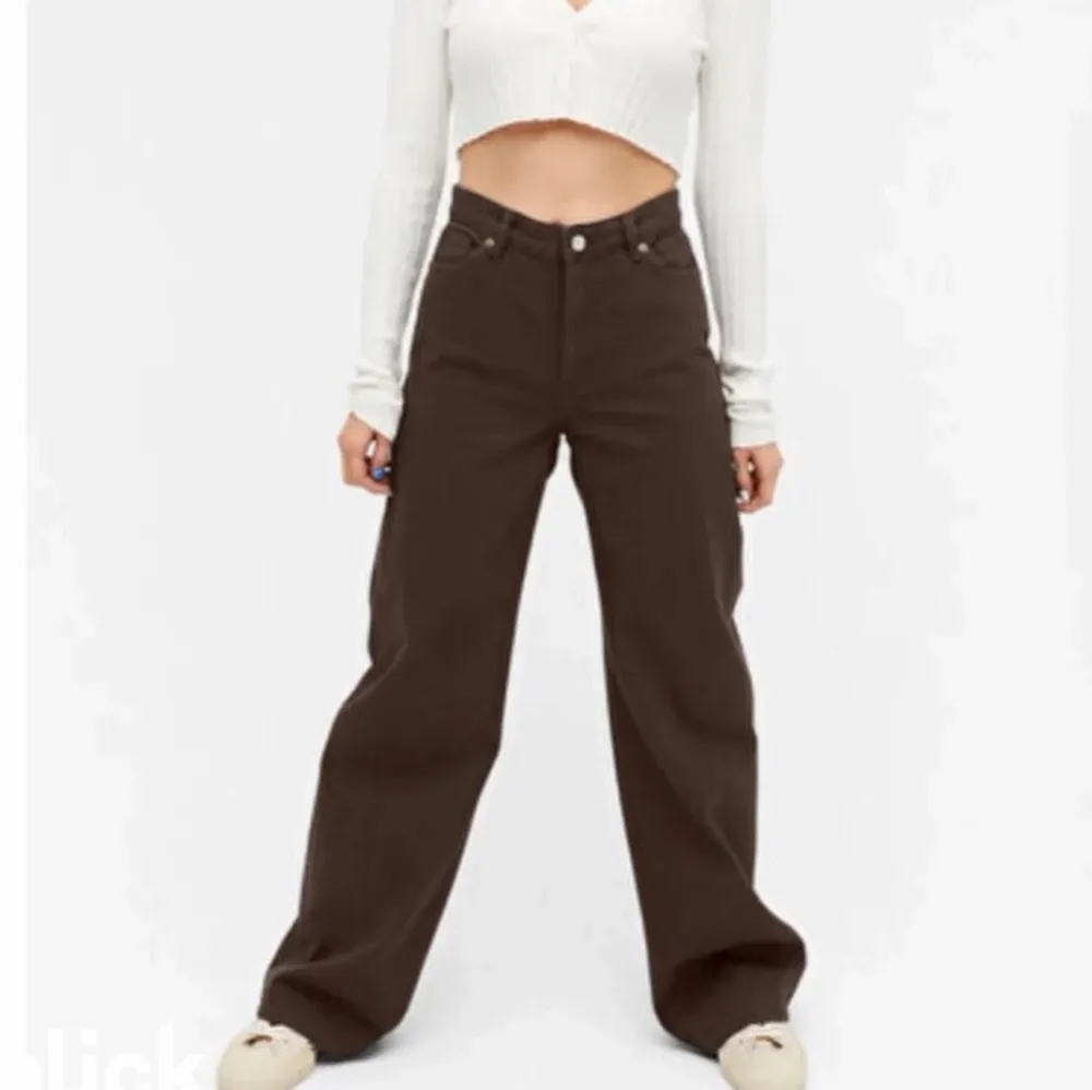 Priset är diskuretbart‼️‼️Bruna jeans från monki i modellen yoko som är slutsålda. Säljer pga att de är för små för mig. 💗 Inga defekter, bra skick! Midjemått: 34 cm, Innerbensmått: 76 cm. Jeans & Byxor.