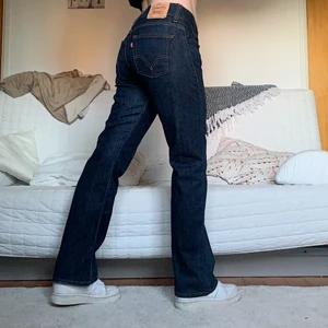 Mörkblå Levis Jeans - Säljer dessa snygga levis 506or i storlek W30L34! Midjan är 85cm och innerbenslängden 78cm, jag på bilden är 172cm och bär vanligtvis storlek 38/W28/S-M!❤️💕✨💓🌸 