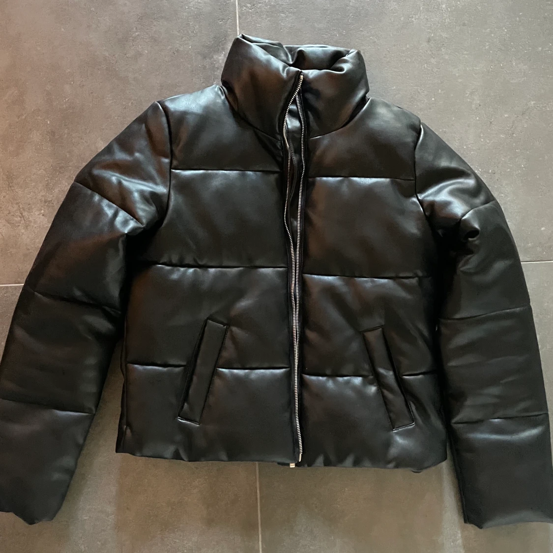 Svart pufferjacka stl S