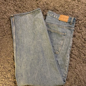 Baggy jeans  - Köpte dessa för ca ett 1,5 år sedan men har inte använt dom på 1 år. Riktigt fina och bra kvalitet! Dock finns det ett litet hål på vänsterbenet :(  Men annars är dom som nya! Säljer eftersom dom har blivit för stora för mig. (Står inte för postens slarv) 