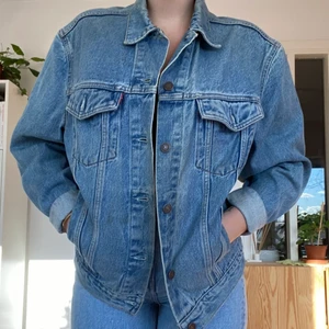 Levisjacka - Ball 90tals levisjacka!! Åh denna är min gamla favvojacka med den kommer aldrig till användning för mig längre</3 Från Levis och i storlek Small, passa på o fynda!!💙