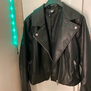 Skinnjacka från hm - Skinnjacka från hm använd ca 5 ggr strl M men sitter ner som s