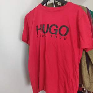 Fin Hugo Boss tröja använd halvt under en sommar skick 8/10.