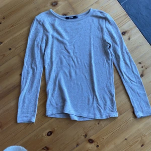 Stickad tröja  - Stickad tröja i biege, bra skick