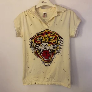 Ed Hardy topp - Så snygg topp från ed Hardy som är köpt för några år sen på 2ndhand. Säljs då jag känner att den har gjort sitt hos mig :) står large men är definitivt mer av en s-m