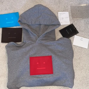 Acne studios hoodie - Grå jättefin acne studios hoodie som är använd ett fåtal gånger! Stl xs men sitter mer som en S på mig. Karborre märke i flera färger som går att byta, nypris 3000kr. Superfin Luva och bekväm! Perfekt till hösten och vintern🤩🤩