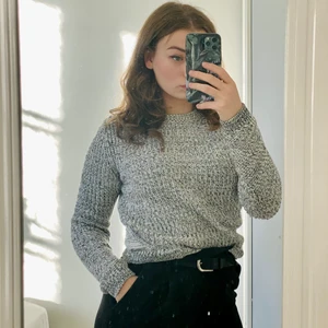 Ljusgrå stickad tröja  - En ljusgrå (svart och vit spräcklig) stickad tröja med fina detaljer i stickningen. Materialet är 50% bomull, 50% akryl. Från HM i storlek XS. Nästintill oanvänd. Hör av dig om du har frågor!💕