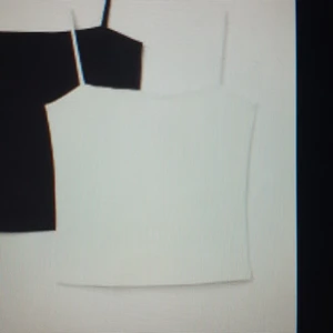 Vit linne  - Här så säljer jag en vit linne från hm och är i märken divided❤inget fel med den 