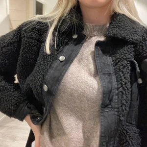 Svart jacka - Svart Teddy jacka, storlek S💞 Varm och bra nu till hösten, är fortfarande i bra skick! Köparen står för frakt😁