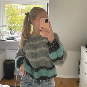 Jättefin Stickad från Sisley! - Jättenajs stickad från Sisley. Fina färger😍 Bra skick! Köparen står för frakten🤗🤗🤗