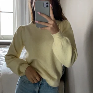 Stickad gul tröja  - Jätte fin gul tröja, köpt i Spanien på pimkie 💛🧡💛 storlek S