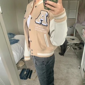 Varsity jacka arigato - Svin snygg varsity jacka från arigato, perfekt för hösten! Helt oanvänd, köpt i butik för 2500