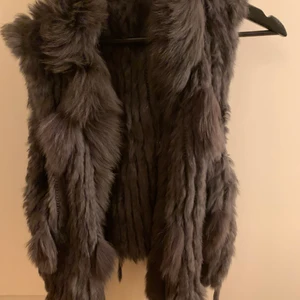 Pälsväst  - Äkta päls , färg : Mörkgrå